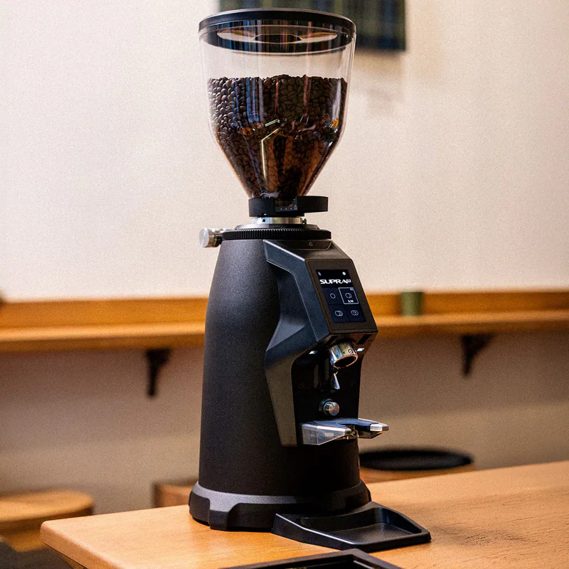 Kaffeebohnen im Bohnenbeh&auml;lter einer professionellen MACAP Kaffeem&uuml;hle