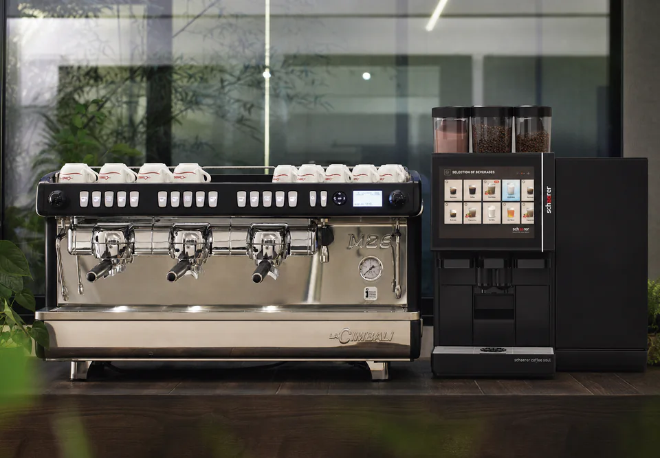 Professioneller Kaffeevollautomat und Siebtr&auml;germaschine f&uuml;r unterschiedliche Einsatzbereiche