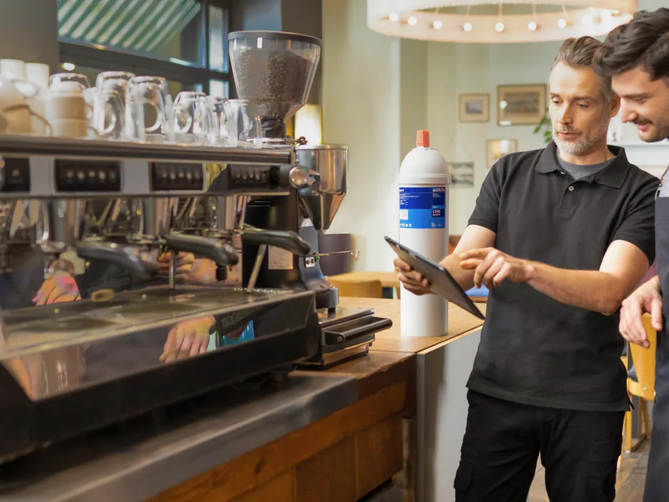 BRITA Wasserfilter neben einer professionellen Siebtr&auml;germaschine bei der Systemberatung