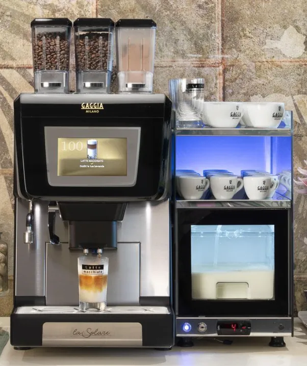Milchkühler neben einem professionellen Kaffeevollautomaten