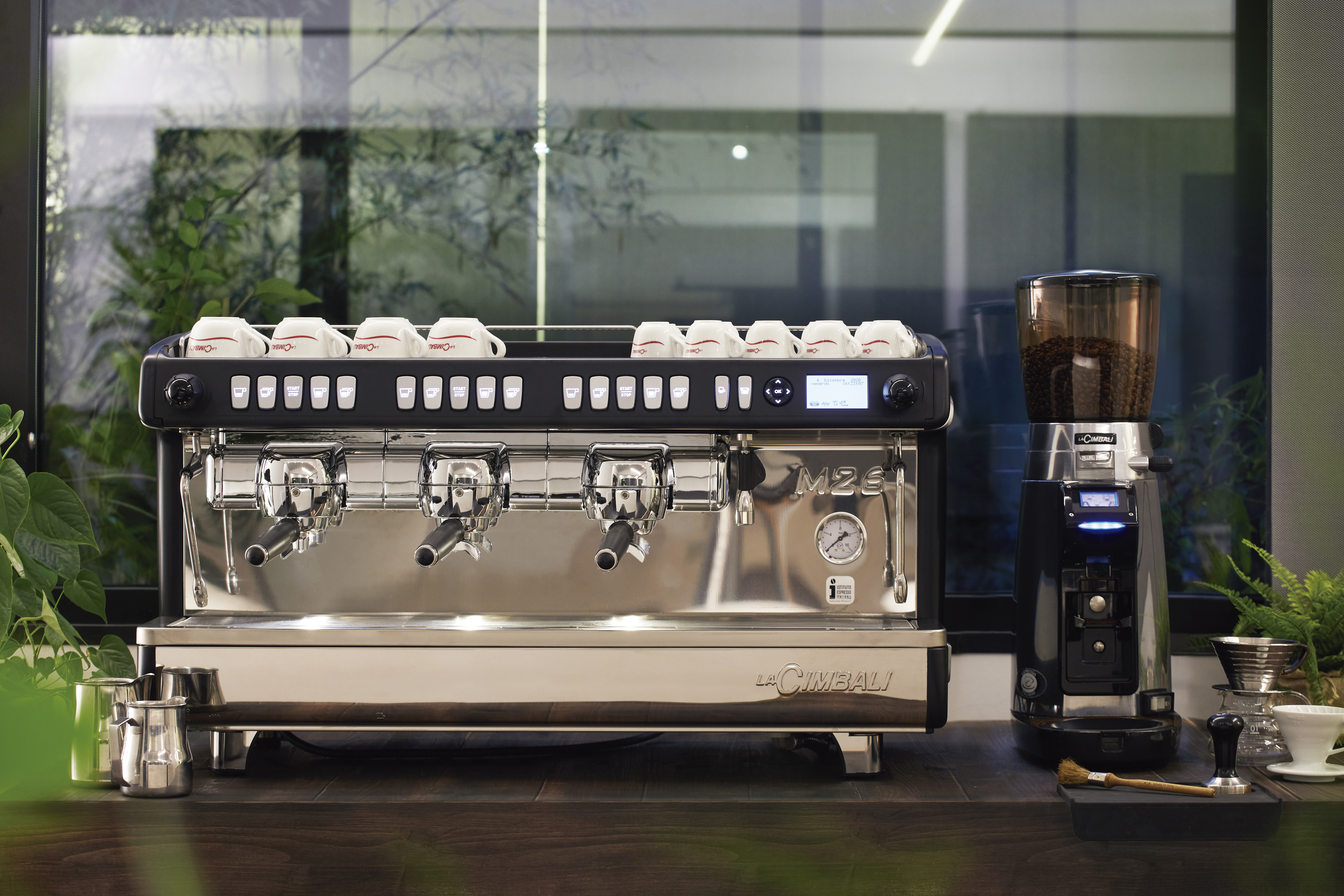 Professionelle Kaffeemaschine mit M&uuml;hle im gewerblichen Einsatz