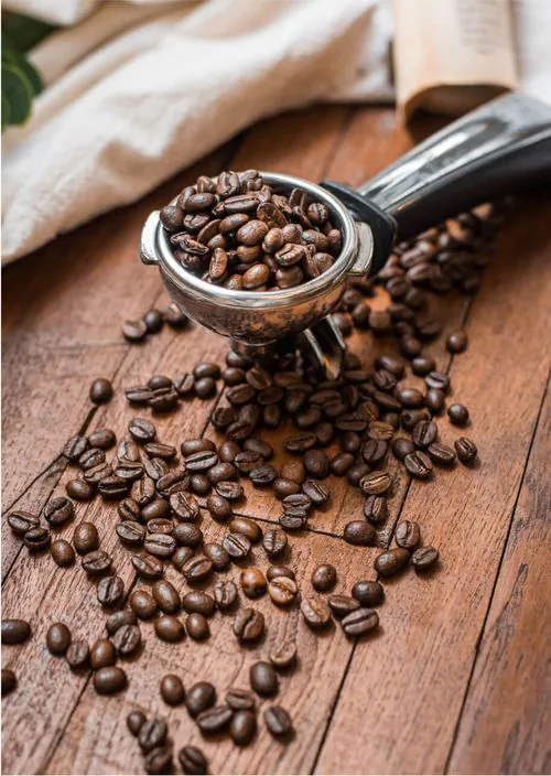 Kaffeebohnen im Siebträger als Teil einer abgestimmten Kaffeeversorgung