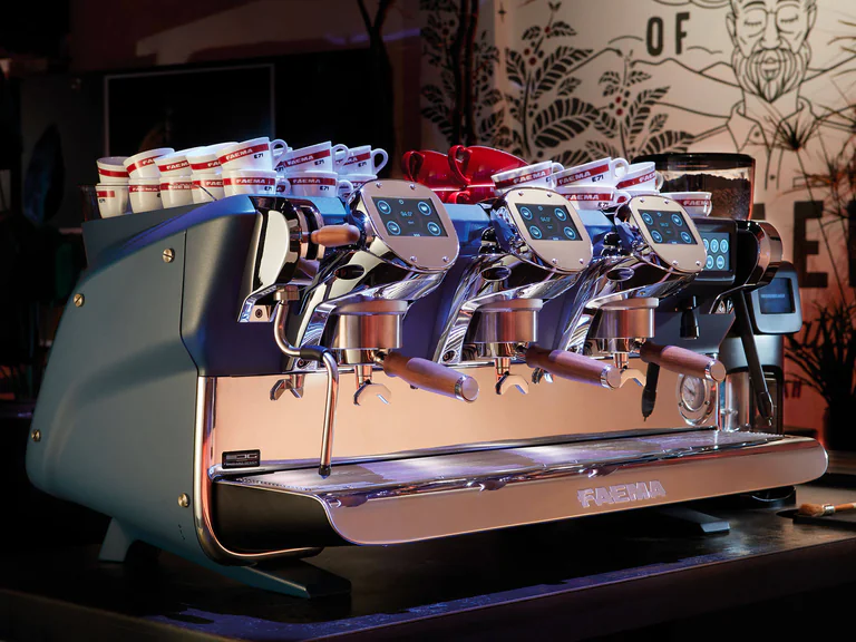 Detailaufnahme einer professionellen Kaffeemaschine für Service und Wartung