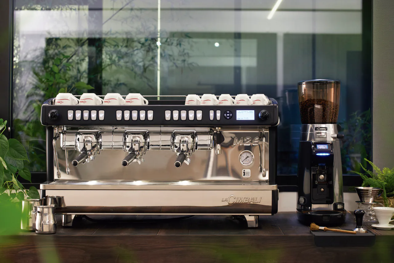 Professionelle Kaffeemaschine mit M&uuml;hle im gewerblichen Einsatz