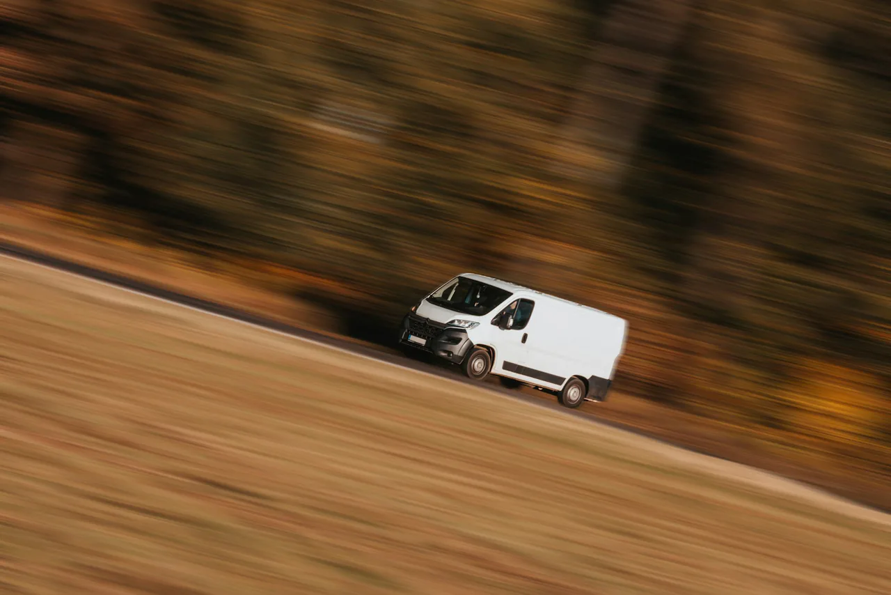 Außendienstfahrzeug auf dem Weg zum Kaffeemaschinenservice