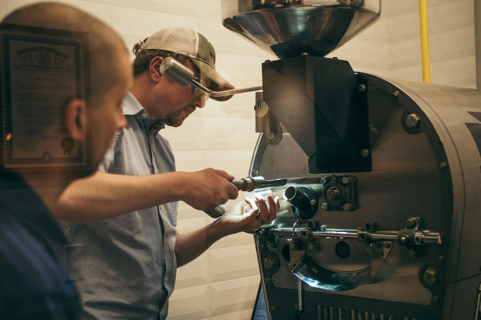 H&auml;nde bei technischer Arbeit an Kaffee-Equipment